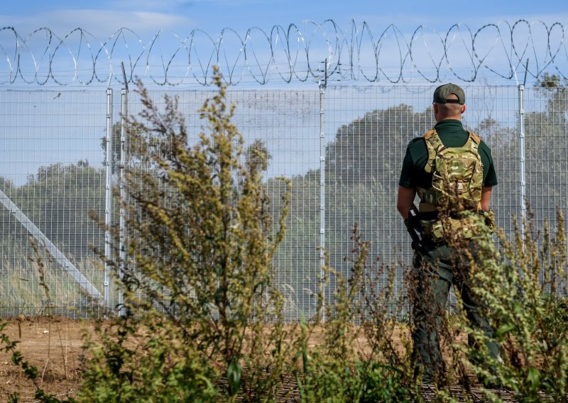 Migranti iz Bjelorusije krenuli prema granici EU, vojnici odgovorili suzavcem i hicem upozorenja