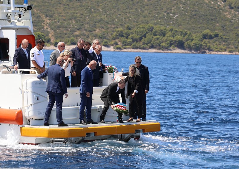 Češki ministar u Splitu bacio vijenac za poginule turiste