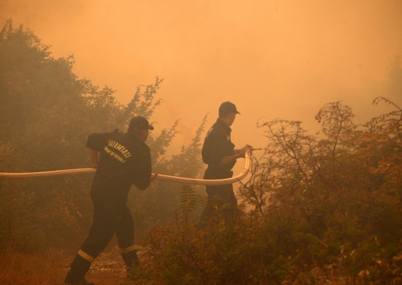 Na požarištu na Braču dežura 38 vatrogasaca s 10 vozila