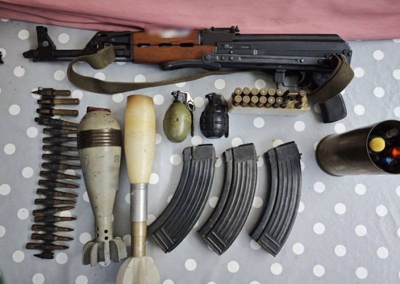 Policija došla zbog nasilja u obitelji pa u kući pronašla arsenal