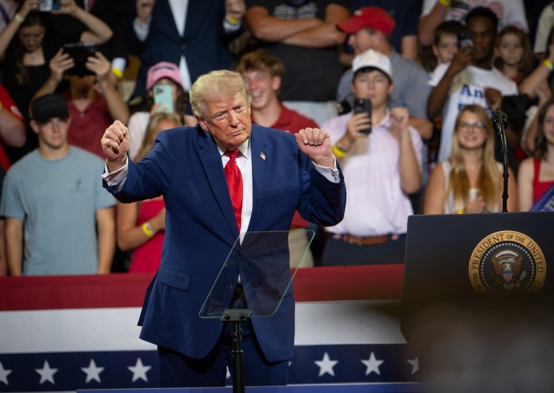 VIDEO Trump nije ni primijetio što mu se događa iza leđa: Snimka postala viralni hit