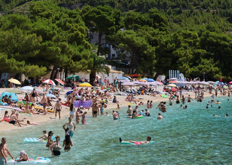 Pogledajte kako tip u Makarskoj bukira mjesto na plaži: 'Raširio je deset ležaljki'