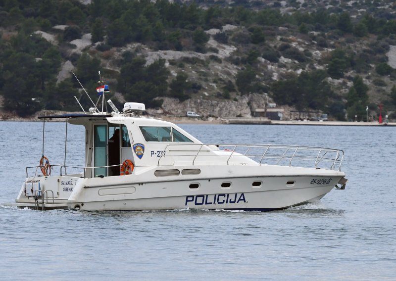 Herojska akcija u Splitu: Policajci usred noći spasili pijanog i pothlađenog Nizozemca iz mora