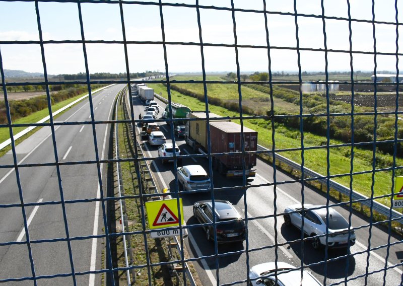 Kaos na autocestama: Na A1 kolona od 17 kilometara, na A3 sudar vozila, ima ozlijeđenih