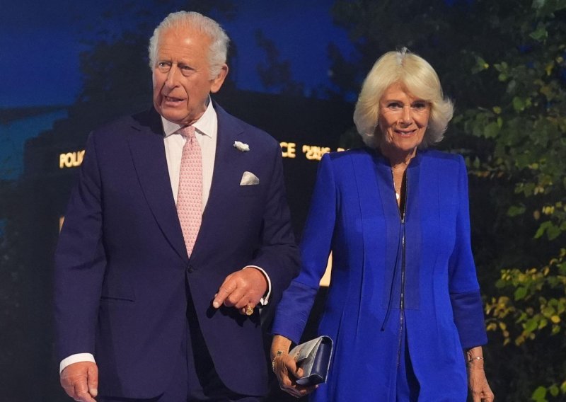 Kraljica Camilla u odvažnom izdanju: Obukla kombinezon koji 'krši' pravila kraljevskog dress codea