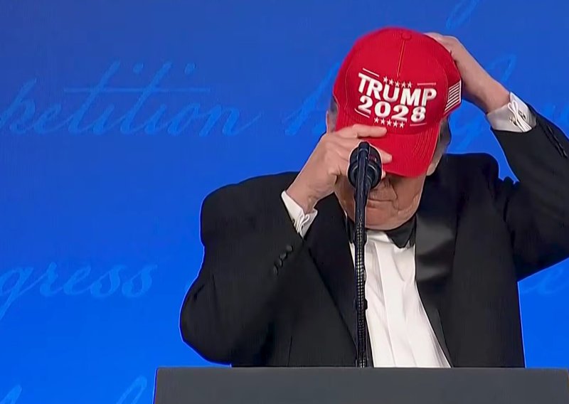 Trump podbadao novinare, sve iznenadio stavivši kapu kao da će se opet kandidirati