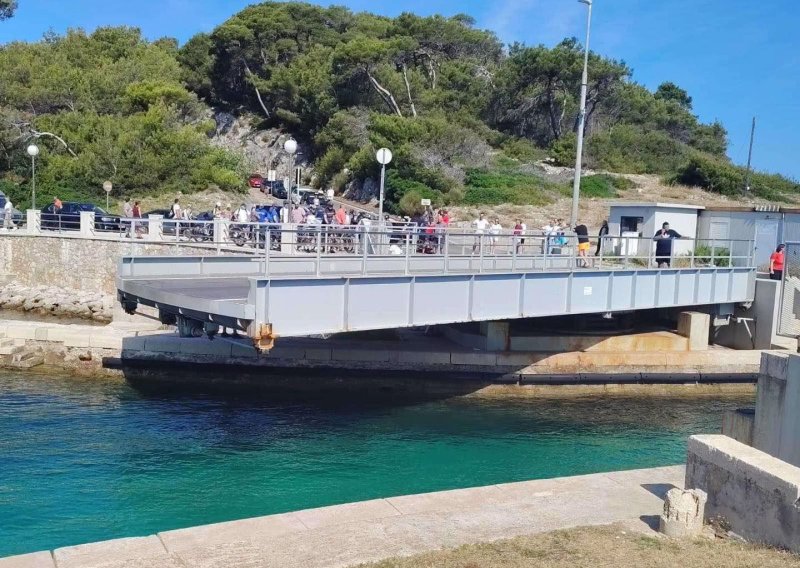 Problemi na Lošinju: Zbog kvara zaglavio most. I vatrogasci uskočili u pomoć