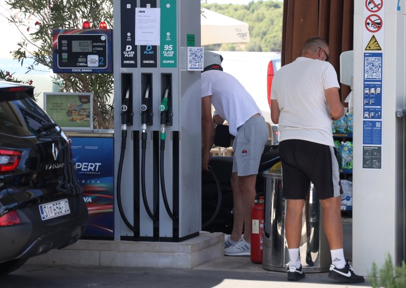 FOTO Vozače na benzinskim postajama dočekale nove obavijesti: Stručnjak upozorava da bi moglo biti i gore