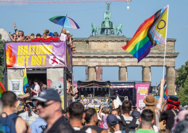 Stotine tisuća ljudi na berlinskoj povorci ponosa: Nećemo utihnuti!