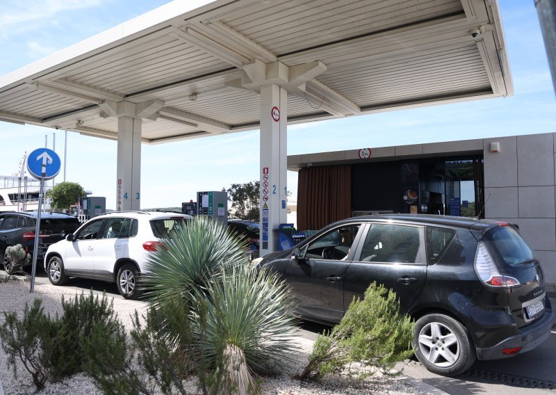 Gorivo će poskupjeti: Isplati li se napuniti spremnik prije utorka?