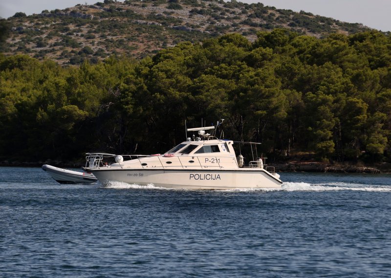Drama kod Šolte: Skiper s katamarana pao u more, u tijeku je velika potraga