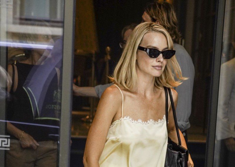 Margot Robbie diktira ljetne trendove: Slip haljina i balerinke za savršen pariški chic
