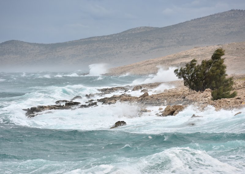 Bura turista na SUP-u odnijela od Karlobaga na Pag