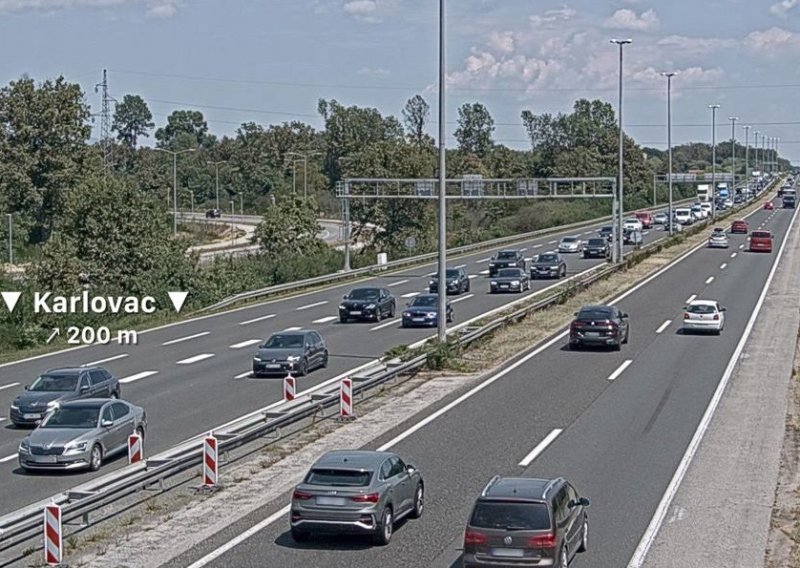 Paraliziran promet na A1: Od Karlovca kolona, ljudi izlazili iz auta