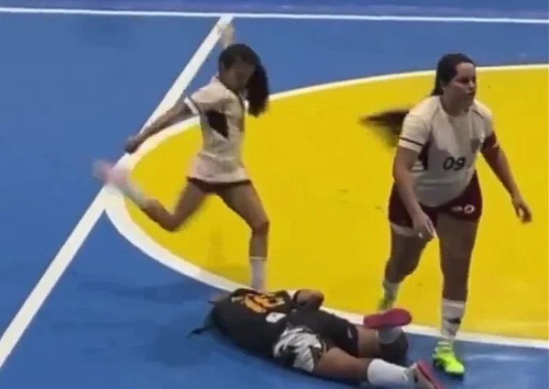 Brutalan napad na futsal utakmici: Protivnicu dvaput udarila nogom u glavu