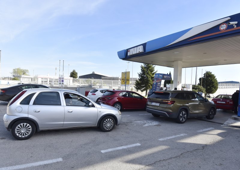 Započele su gužve na benzinskim postajama: 'Atmosfera je napeta'