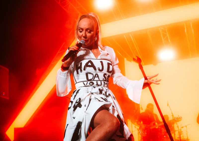 Lepa Brena pretvorila svoje hitove u haljinu: Glamur, emocije i nosiva umjetnost na pozornici