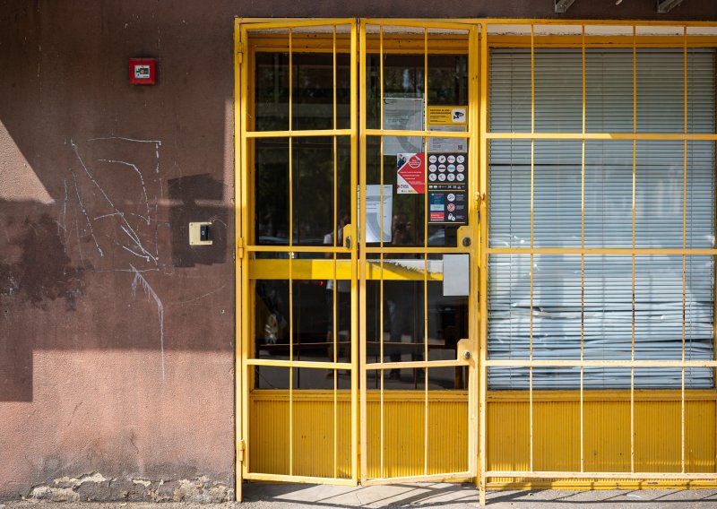 Pljačka u Zagrebu: Dvojac nožem prijetio zaposlenicama pošte