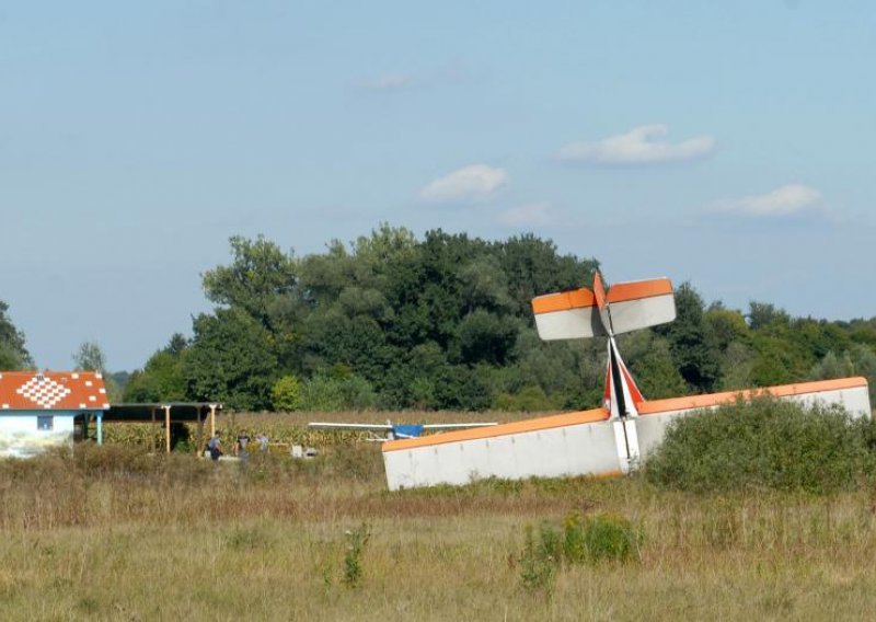 Ultralaki avion tijekom servisa završio u odvodnom kanalu