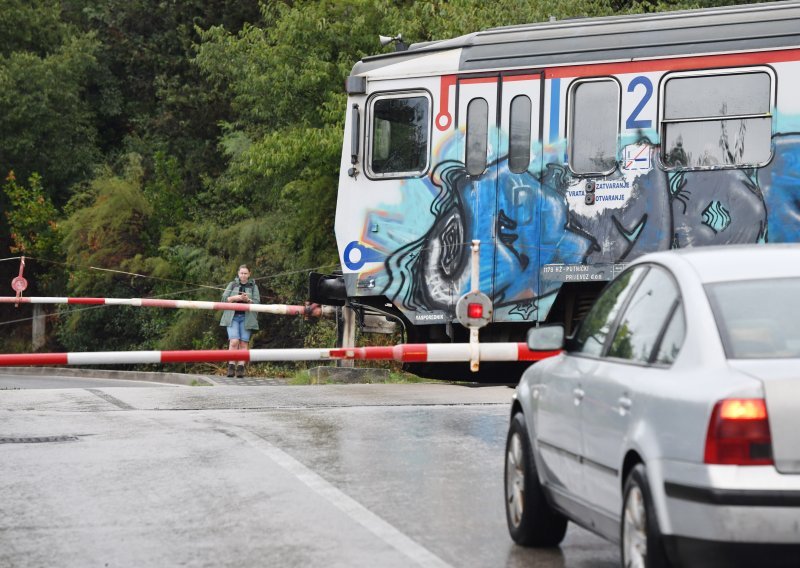Ovo pravilo mnogi ne znaju: Rampa je bila podignuta, signalizacija ugašena, vlak je naletio, a sud mu pripisao pola odgovornosti