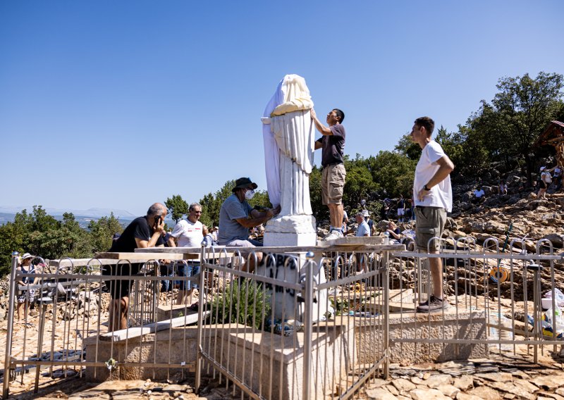 FOTO Ovo su prve fotografije nakon vandalizma u Međugorju: Počela obnova oskvrnutog Gospina kipa