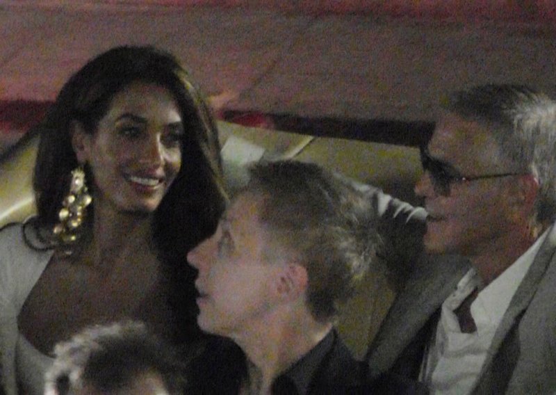 Bijela haljina ne oprašta pogreške, ali Amal Clooney izgleda senzacionalno