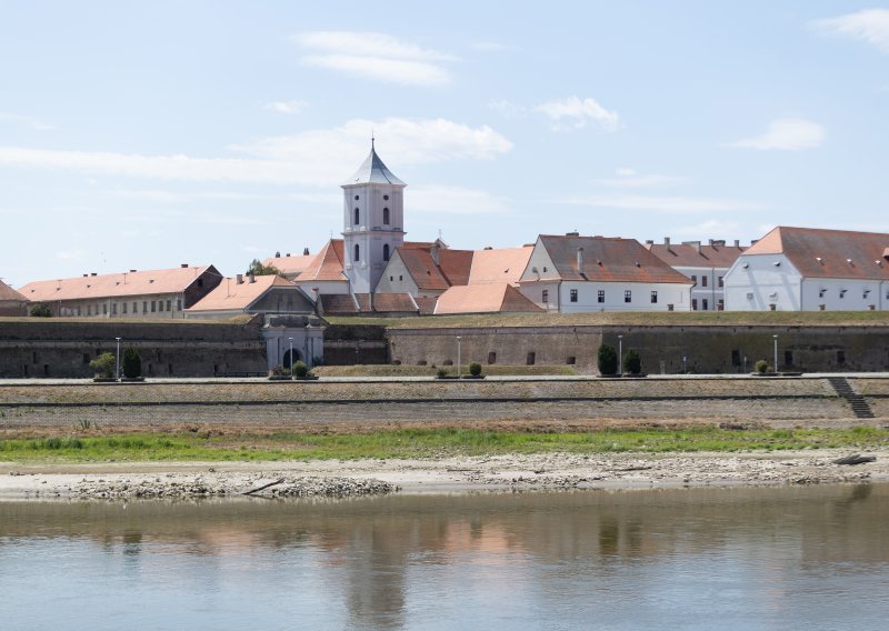 FOTO Drava kod Osijeka na rekordno niskoj razini otkriva ono što je inače skriveno