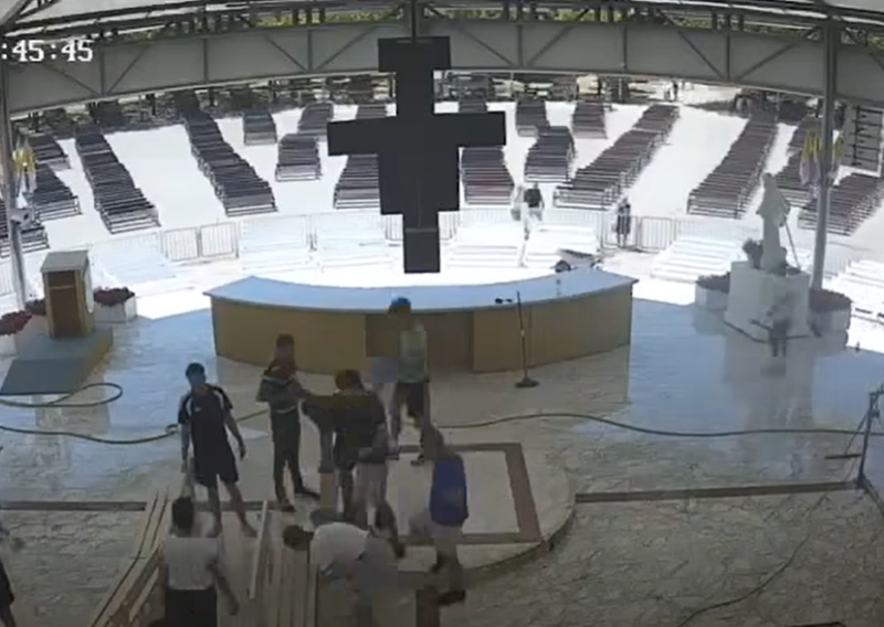 VIDEO Spaljeni oltar u Međugorju već je obnovljen: Pogledajte trud ovih ljudi