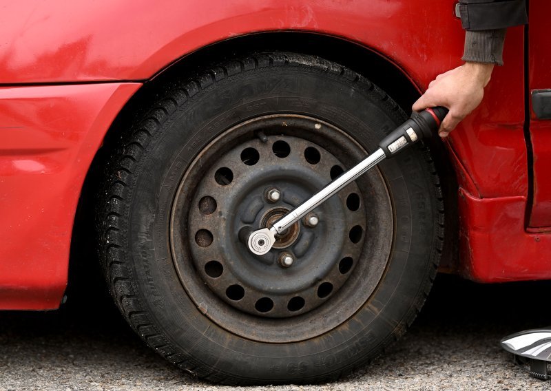Pukla vam je guma na autocesti? Većina vozača tada napravi najopasniju stvar