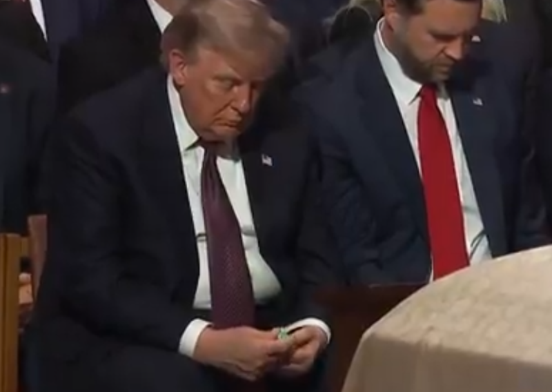 Trump na komemoraciji napravio neočekivan potez, ležerno je izvadio kutijicu, a onda je dodao J.D.-ju Vanceu