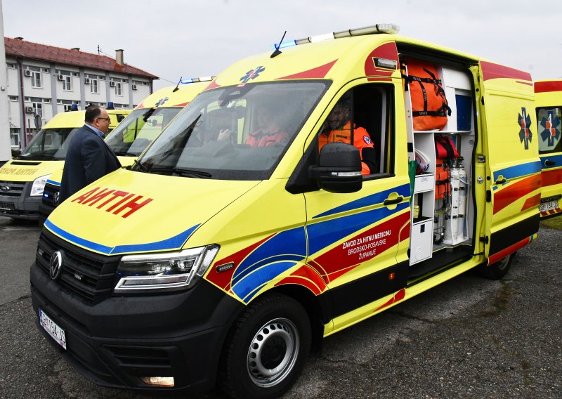 Premlaćivanje u Slavonskom Brodu: 'Netočno je da se Hitna nije pojavila. Došli smo za 9 minuta'