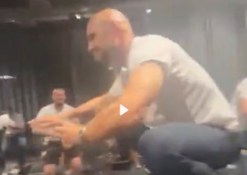 Pogledajte kako je Željko Sopić predvodio ludo slavlje: Popeo se na stol, a onda...
