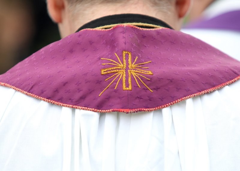 Novi razvoj skandala koji trese Crkvu: Suspendiran svećenik optužen za zlostavljanje