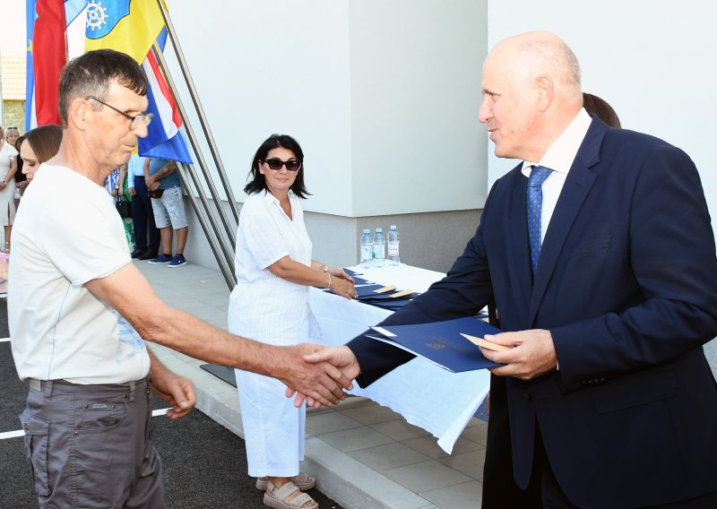 Dok im se ne izgrade kuće: U Sunji predani ključevi 19 stanova