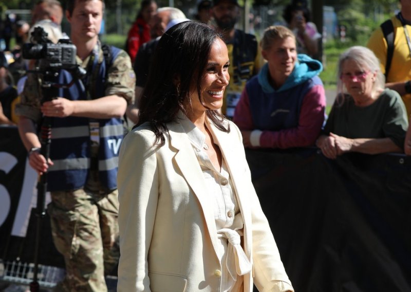 Meghan pokazala noge u stajlingu koji ruši sva pravila odijevanja na  dvoru