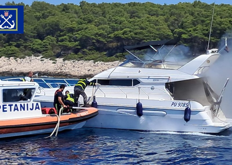 VIDEO Detalji drame kod Hvara: Pogledajte kako je spašena obitelj s broda koji je zahvatio požar