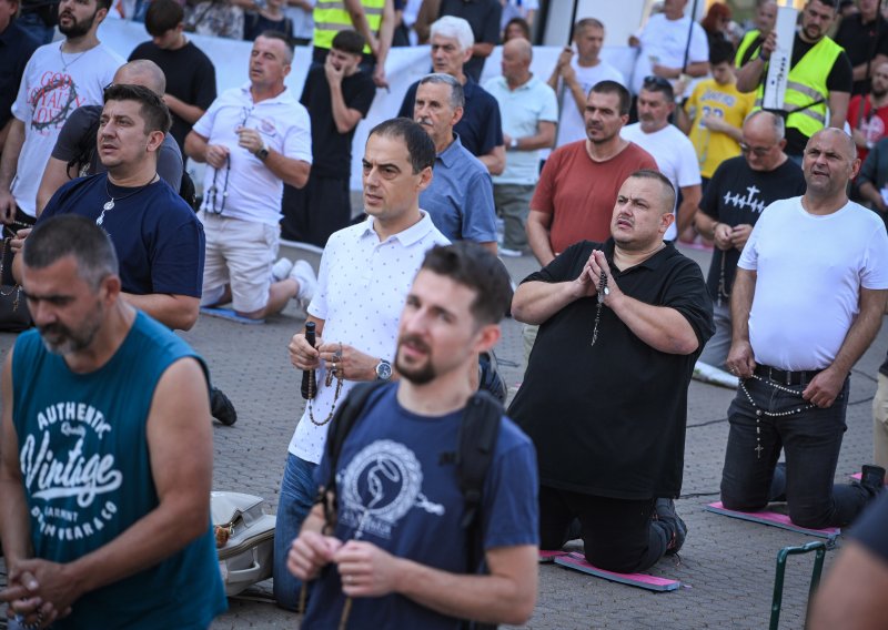 FOTO Svaki mjesec ista priča: Molitelji ponovno klečali na Trgu, stigli i protuprosvjednici