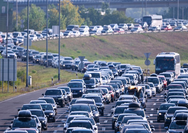 Velike gužve prema moru: Kolone na autocestama, nesreće na A1 i zastoji prema Krku