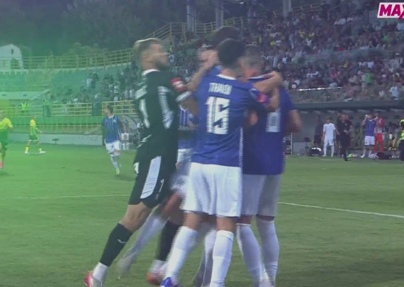 Pogledajte kaos nakon drame u završnici Istra - Lokomotiva: Čaše u terenu, naguravanje