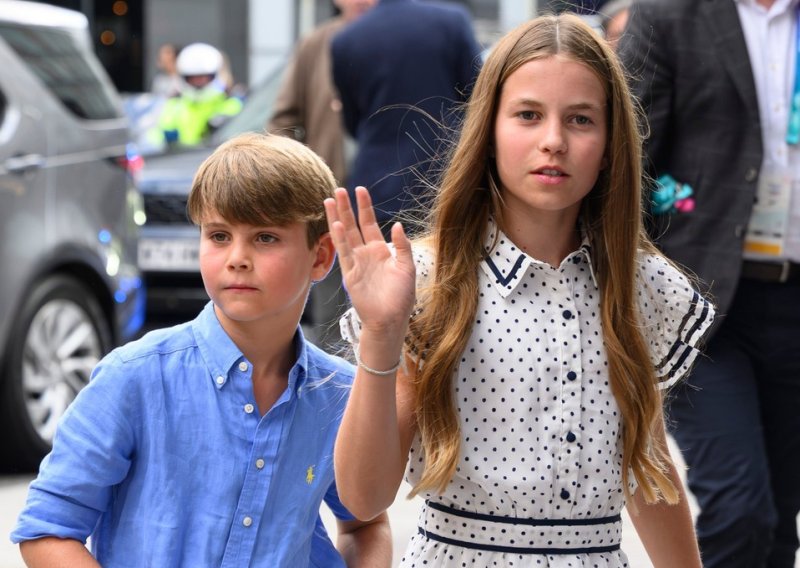 Princeza Charlotte oduševila haljinom po modnom receptu mame Kate i bake Diane
