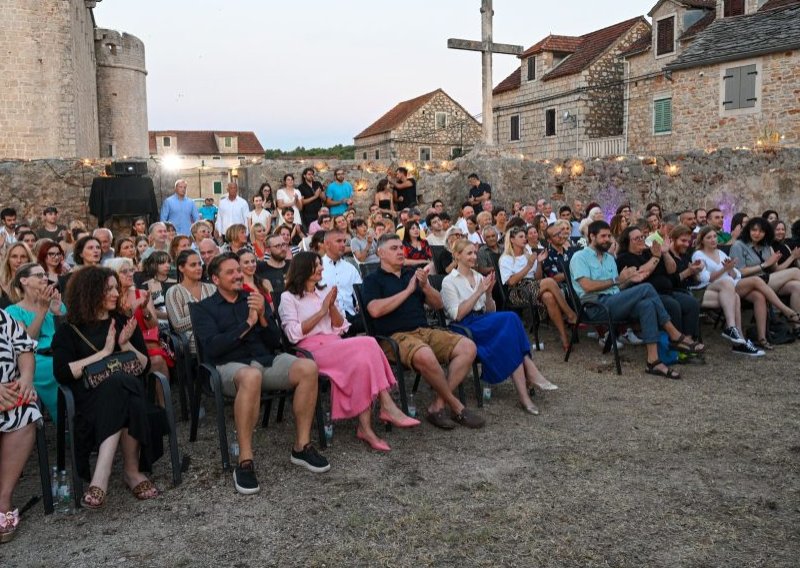 Jedni ih preziru, drugi obožavaju: Oko ovih natikača lome se koplja, a sada ih nosi i predsjednik Milanović