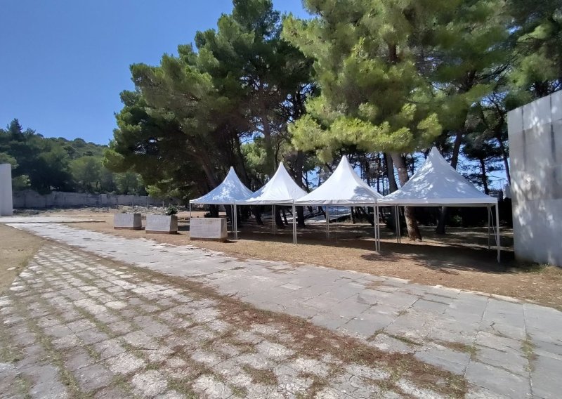 Nakon zahoda stigli i štandovi: 'Jel ovo sramota za jedan ponosni Grad Šibenik?'