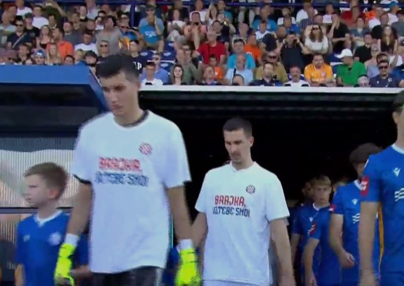 Igrači Hajduka prije utakmice s Varaždinom izašli u posebnim majicama
