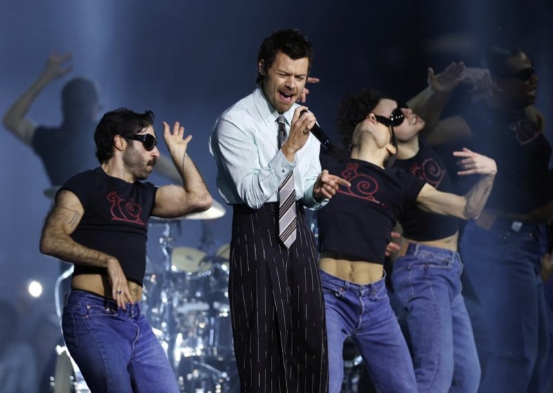 Nezgoda na koncertu Harryja Stylesa: Pjevač pao, ali brzom reakcijom oduševio publiku