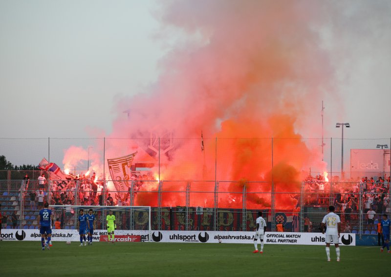Pogledajte snimku sa stadiona: Torcidaši zapalili tribinu