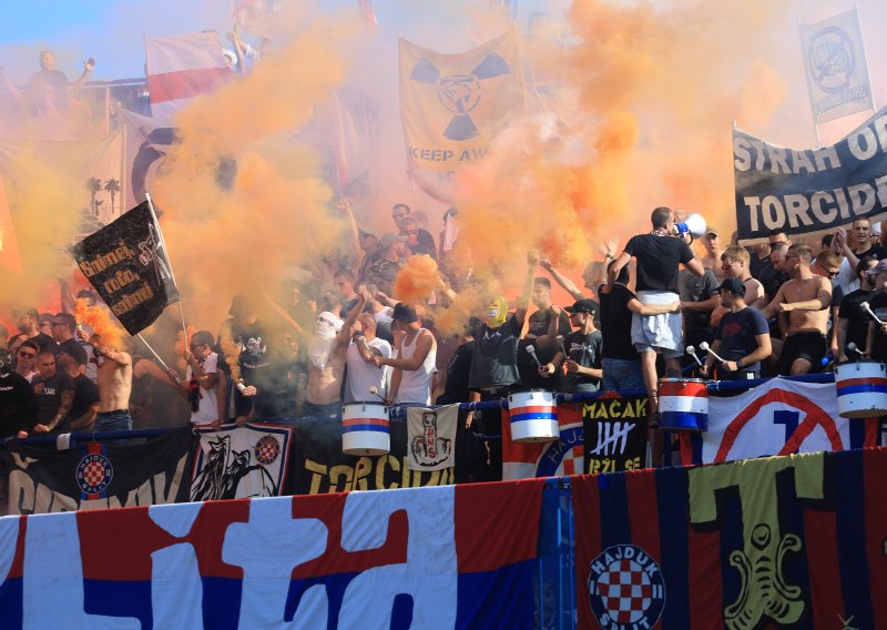 Pogledajte kako je Torcida ispratila igrače Hajduka nakon poraza u Varaždinu