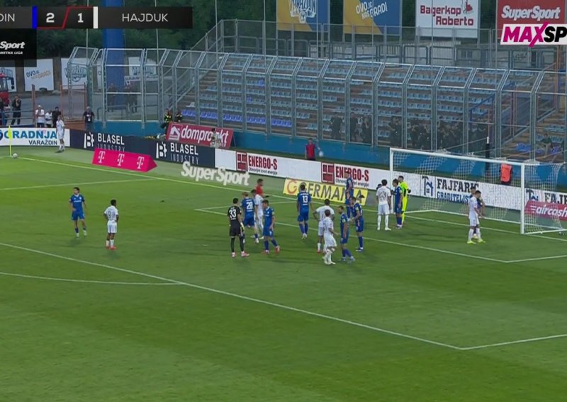 Nevjerojatna scena u 95. minuti Varaždin - Hajduk. Komentator: 'Ovo nema nigdje na svijetu'