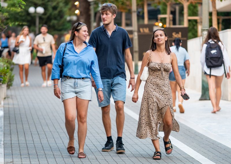 Uvala Lapad kao modna razglednica: Romantične haljine i ljetni outfiti osvojili večernju špicu
