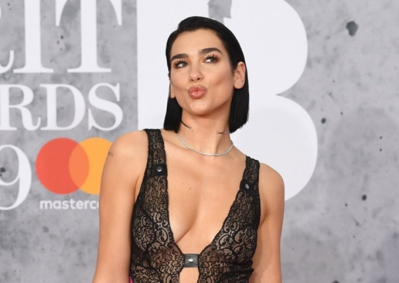 Hit snimka iz Prištine: Dua Lipa u 4 i pol ujutro jela pljeskavice i poručila: 'Je*beš avokado tost, ovo je Balkan stil'