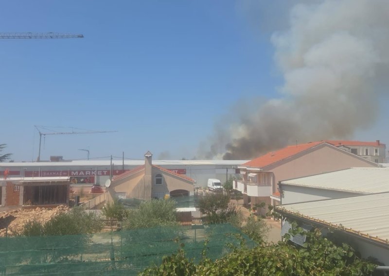 VIDEO Požar na rubu Zadra: Gori blizu kuća, dignuta četiri kanadera